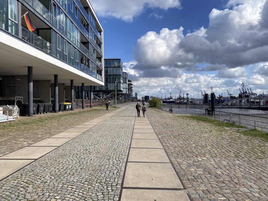 Der wieder geöffnete Abschnitt der Promenade entlang der Bürogebäude.