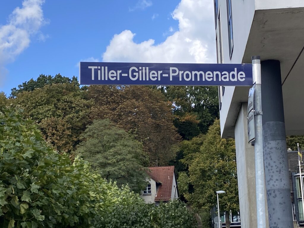 Das Straßenschild der Tiller-Giller-Promenade in Neumühlen.