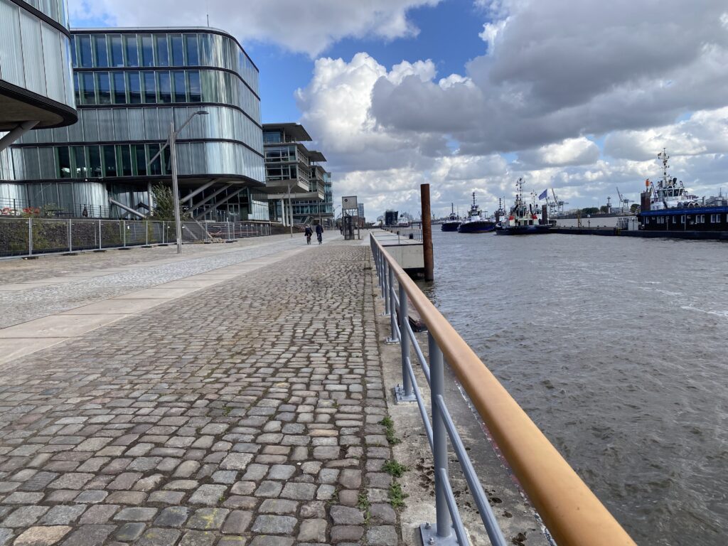 Neue Handläufe und frisch verlegte Steine auf der Tiller-Giller-Promenade.