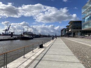 Die sanierte Tiller-Giller-Promenade in Neumühlen mit Blick auf die Hafenschlepper