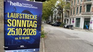 Plakat zum 32. Hella Hamburg Halbmarathon an einer Straße in Ottensen