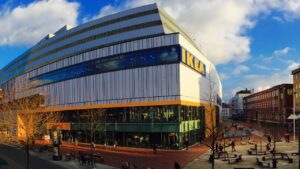 Das Ikea-Einrichtungshaus an der Großen Bergstraße in Altona, davor die Fußgängerzone mit Bäumen und Bänken.