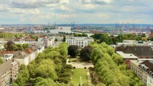 Blick von oben über Altona: Platz der Republik mit dem Altonaer Rathaus, dahinter Elbe und Hafen