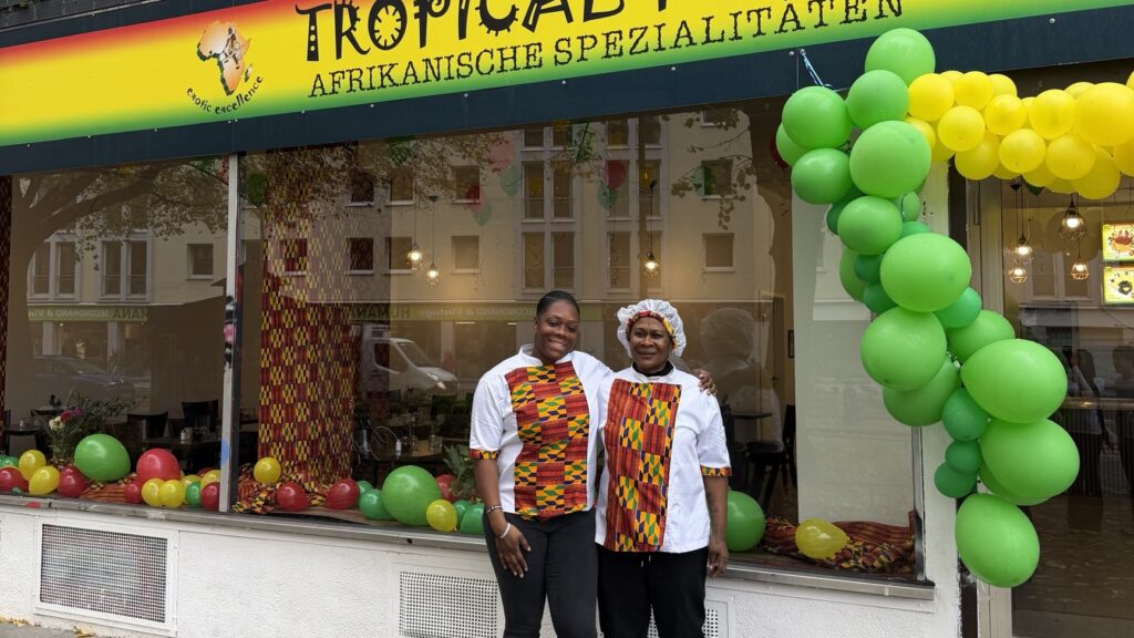 Patricia Bestelmeyer und ihre Mutter Joyce vor dem Tropical Point in der Großen Bergstraße